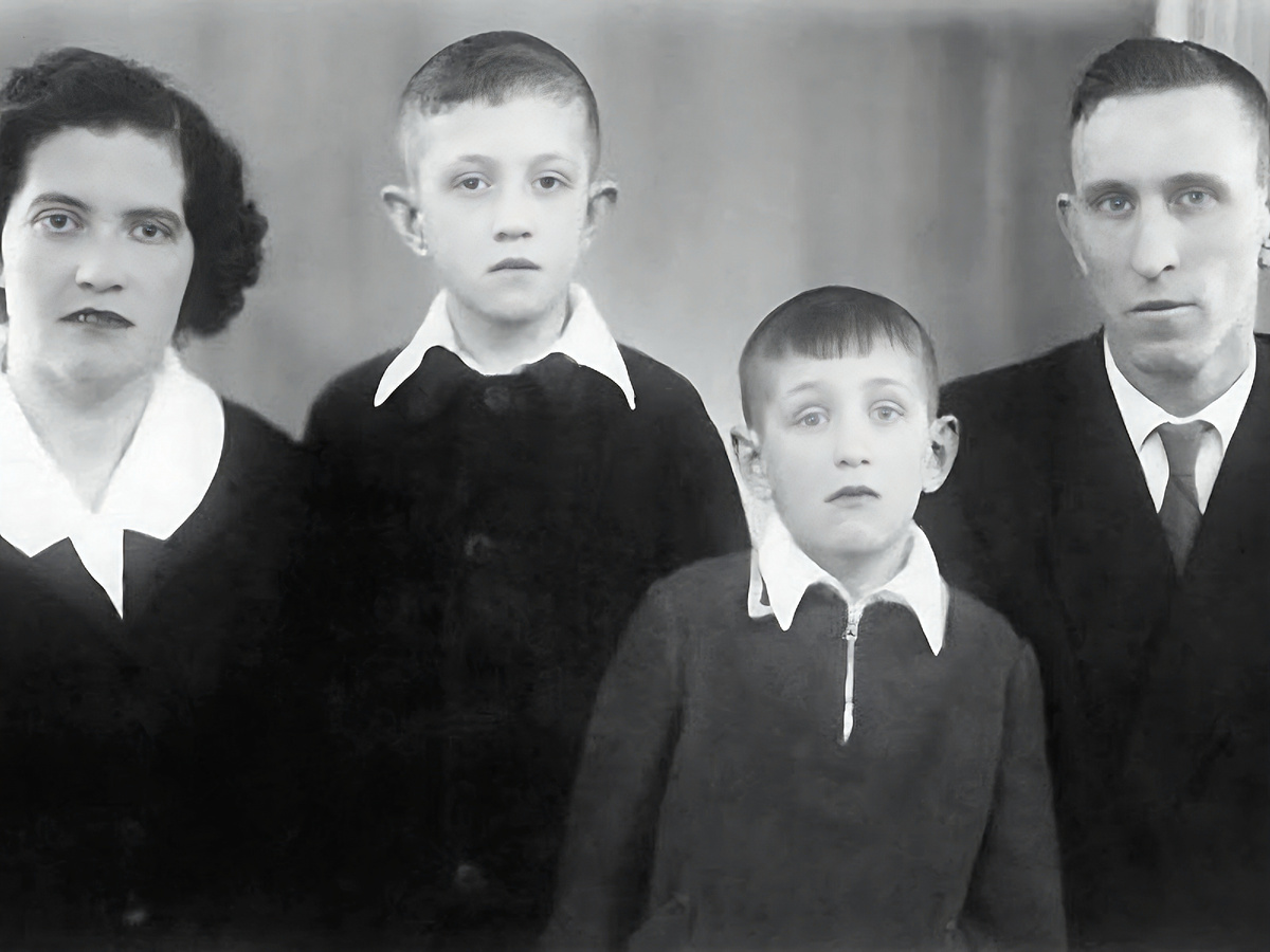 Олег с родителями и старшим братом/Фото из личного архива.