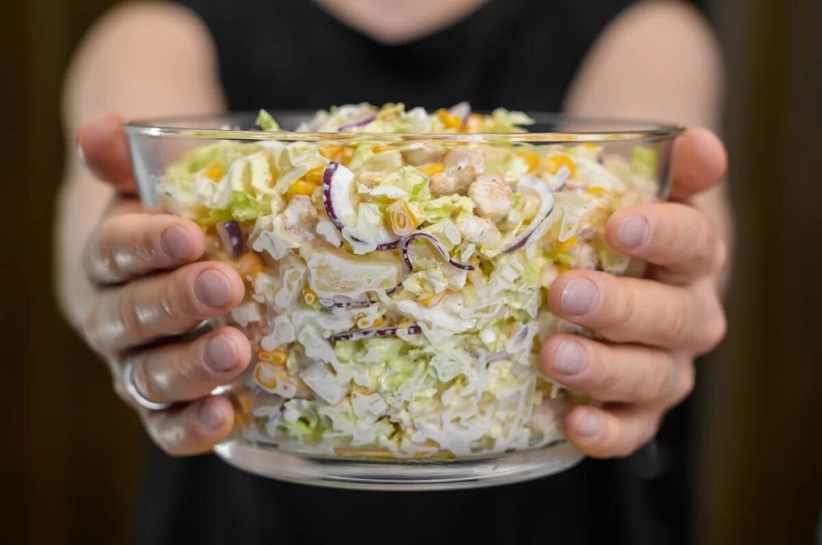    Сытные зимние праздничные салаты не заканчиваются на одних «Оливье» и «Селедке под шубой».