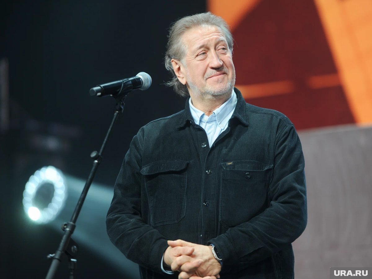    В юности будущий бард и не задумывался о сцене