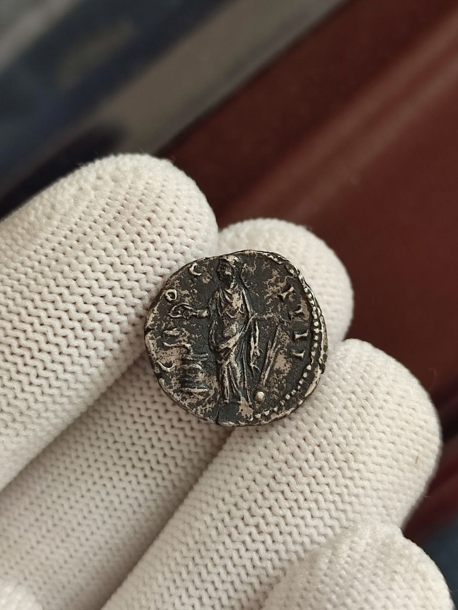 Античная монета с богиней Салюс на реверсе