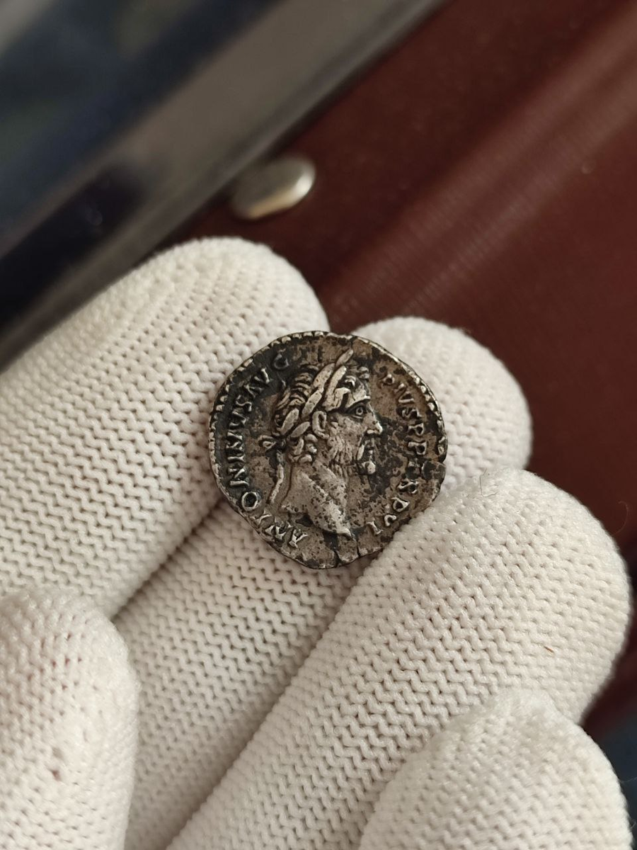 Античная монета Антонина Пия, аверс