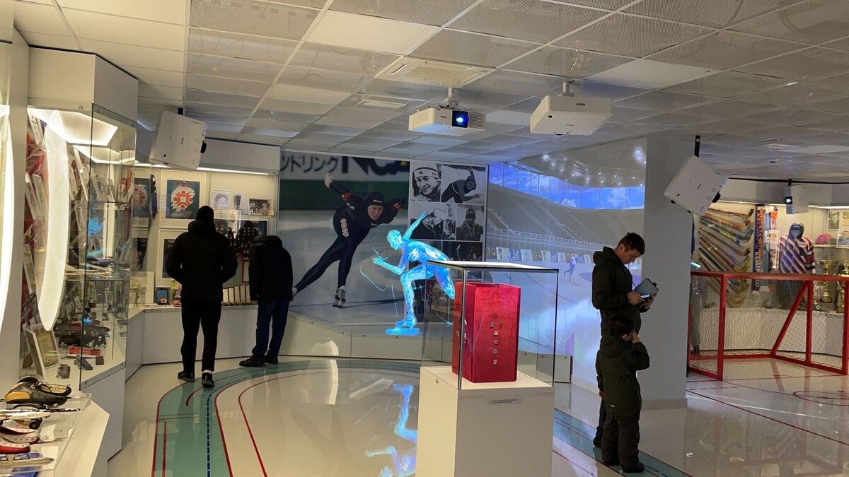 Проекция на скульптуры в музее