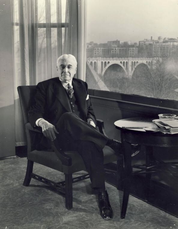 Бернард Барух - советник пяти президентов,создатель ФРС. Самый неизвестный из известных людей XX века. 