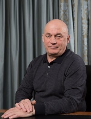    Сергей Федорович — генеральный директор промышленного холдинга «ФОРЭС» и меценат, известный своей деятельностью в области искусства. Артем