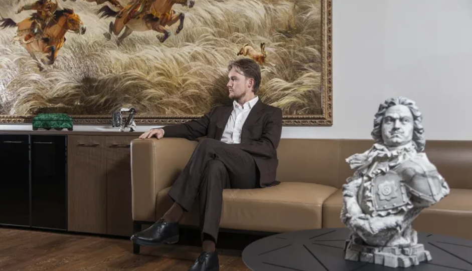    Директор фонда – Александр Шмотьев, младший сын Сергея. Артем