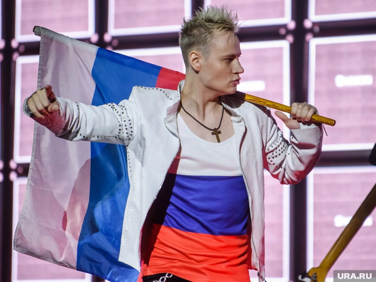    Дронов мечтал с детства стать певцом