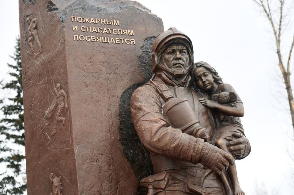    Открытие памятника пожарным и спасателям в Горно-Алтайске. Источник: Telegram-канал Александра Прокопьева