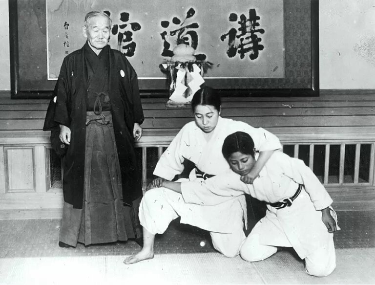 Демонстрация техники дзюдо мастером спорта