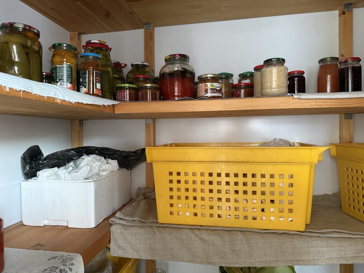 Ящики для хранения яблок желтого цвета