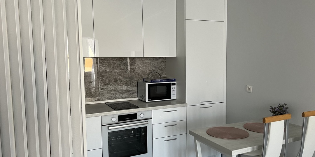 Хотели уют, а стало не развернуться? 7 решений, которые превращают даже просторную кухню в тесную коробку