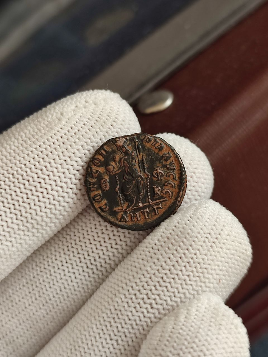 Античная монета с изображением Конкордии на реверсе