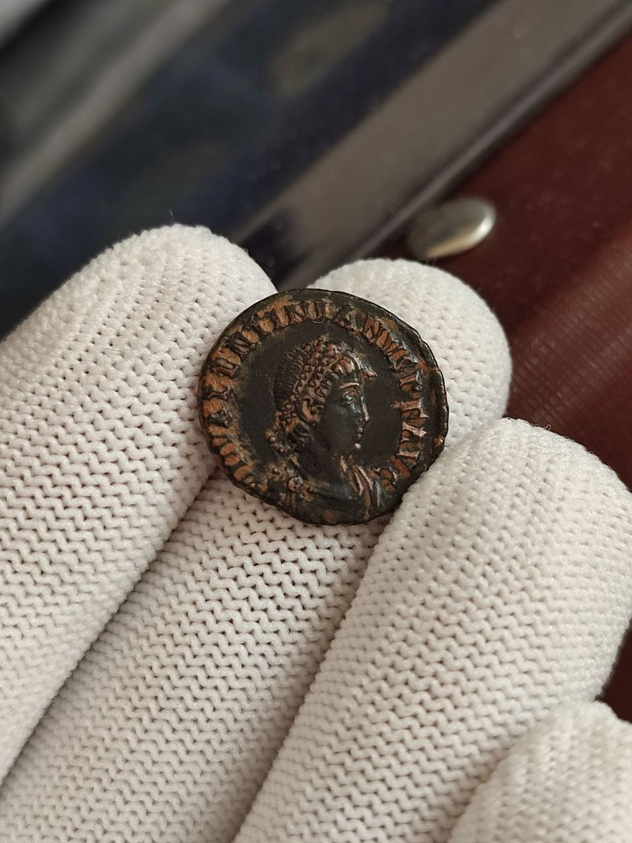 Античная монета императора Валентиниана II