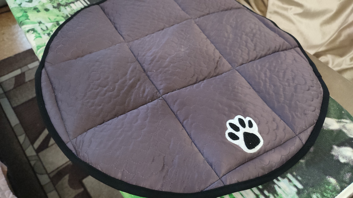 Низ лежанки для котов. Аппликация "Лапка"