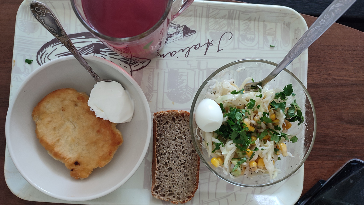 Оладушка со сметаной  салат, яйцо перепелиное, гречневый хлеб, "чай" вишневый