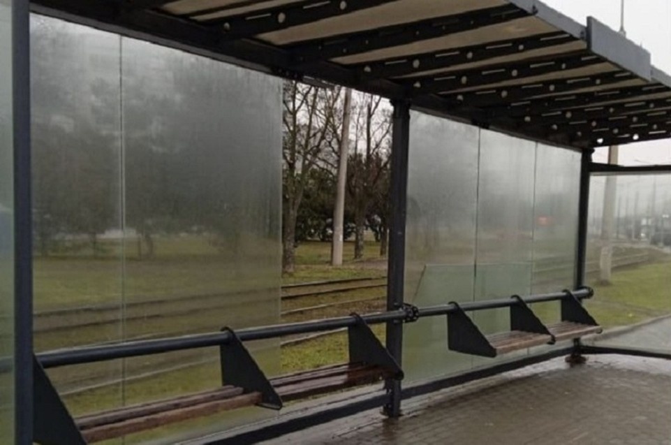    Неизвестные выбили стекло в павильоне. Фото: Администрация Мариуполя