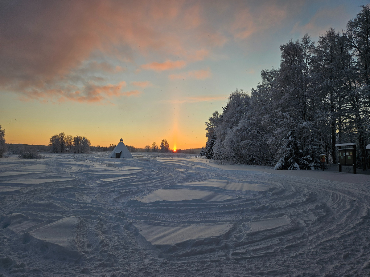 Первый луч солнца с порога избы Вартиолампи 1