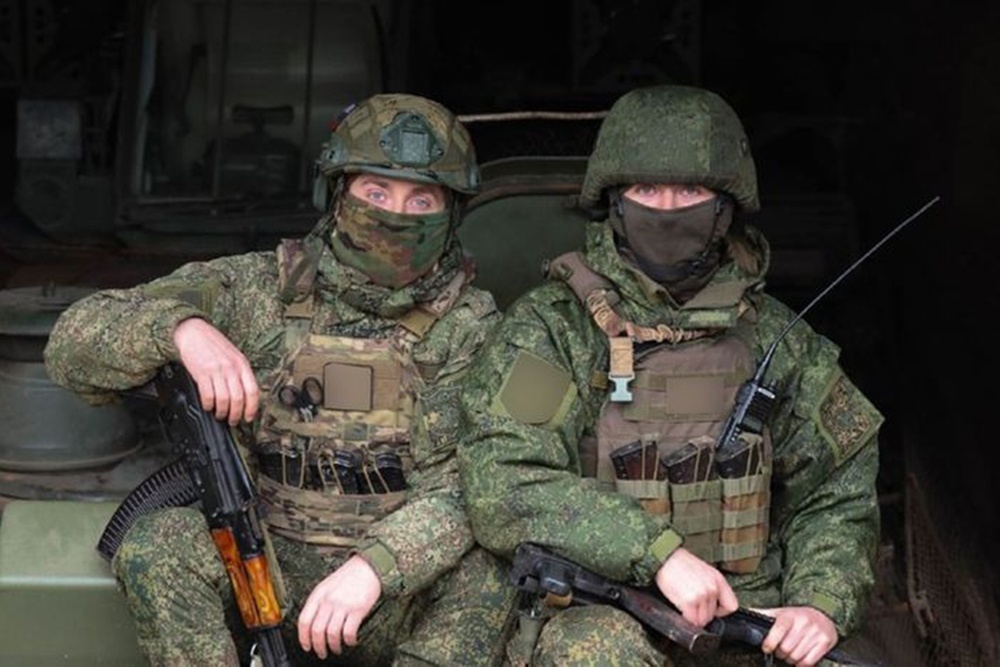    Если вглядеться в глаза этих бойцов, неприкрытые тактическими масками, можно увидеть их поразительное сходство. Эти воины - не только сослуживцы, они еще и братья-близнецы. Старший - позывной Хохол (слева) - командир зенитной ракетной батареи. В его подчинение пришел служить младший брат - позывной Липа. Назначили механиком-водителем зенитного ракетного комплекса "Стрела-10". Сейчас они вместе прикрывают небо над Донбассом. Хохол в строю с первых дней донбасского сопротивления. Младший прибыл на фронт уже в ходе СВО. "Совесть замучила: брат воюет, а я нет. Решил, что правильнее будет вместе. Друг за другом хоть присмотришь", - объясняет Липа. / Фото: Министерство обороны РФ / "Красная звезда"