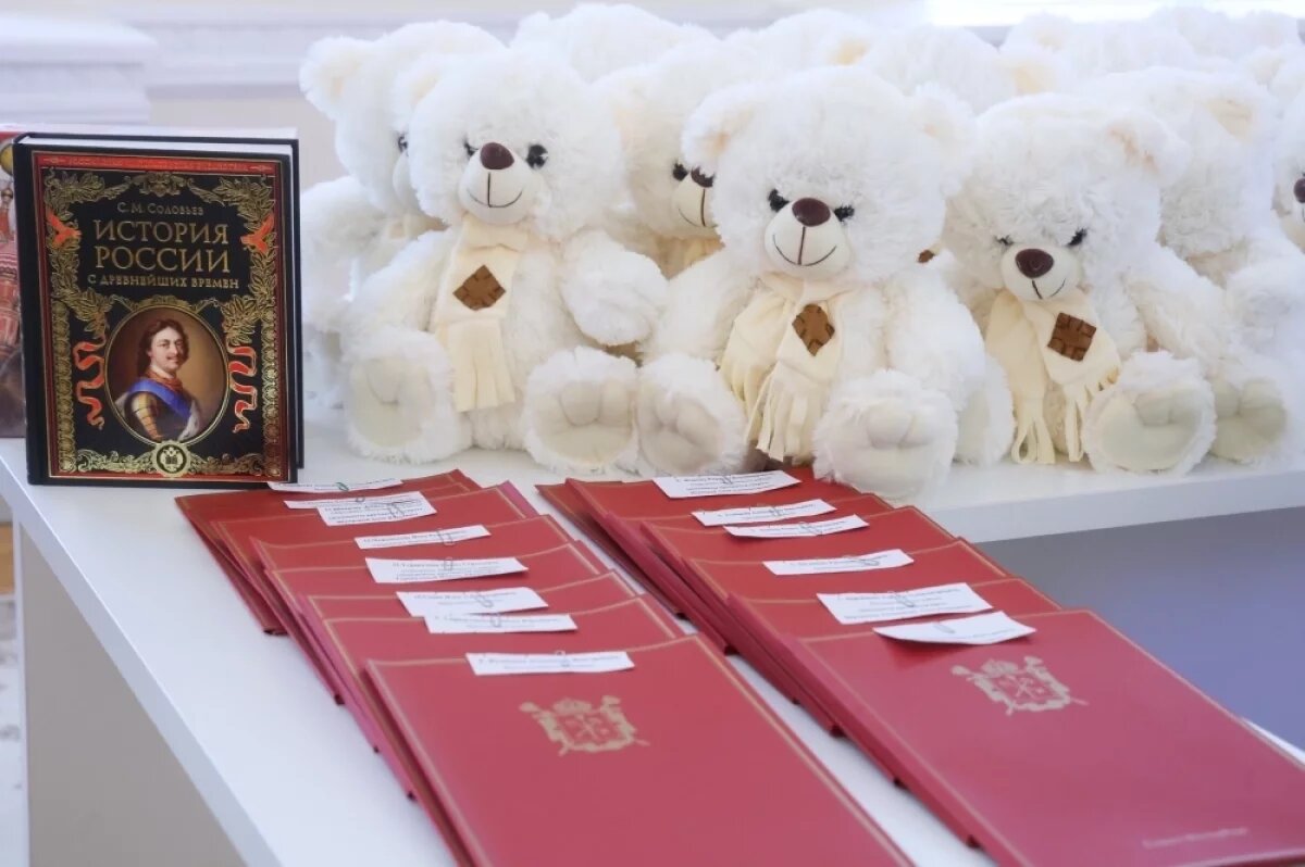    Александр Беглов вручил ветеранам СВО документы на новые квартиры