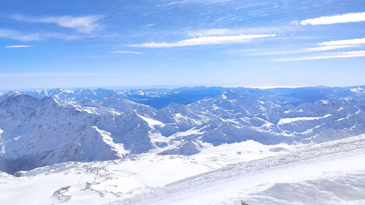 на фото вид с Эльбруса, высота 5100м.