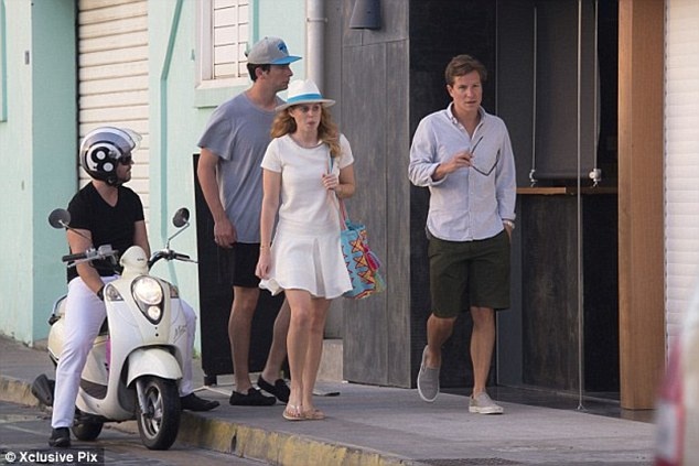 Беатрис с бойфрендом Дэйвом Кларком (справа) во время одной из своих многочисленных поездок на Сен-Бартелеми