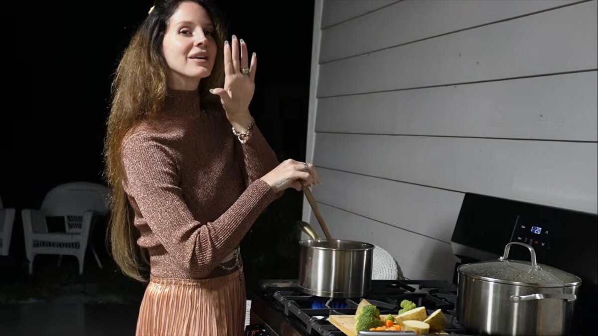 ФОТО: Кадр из клипа Ланы Дель Рей «White Feather Hawk Tail Deer Hunter»📷

