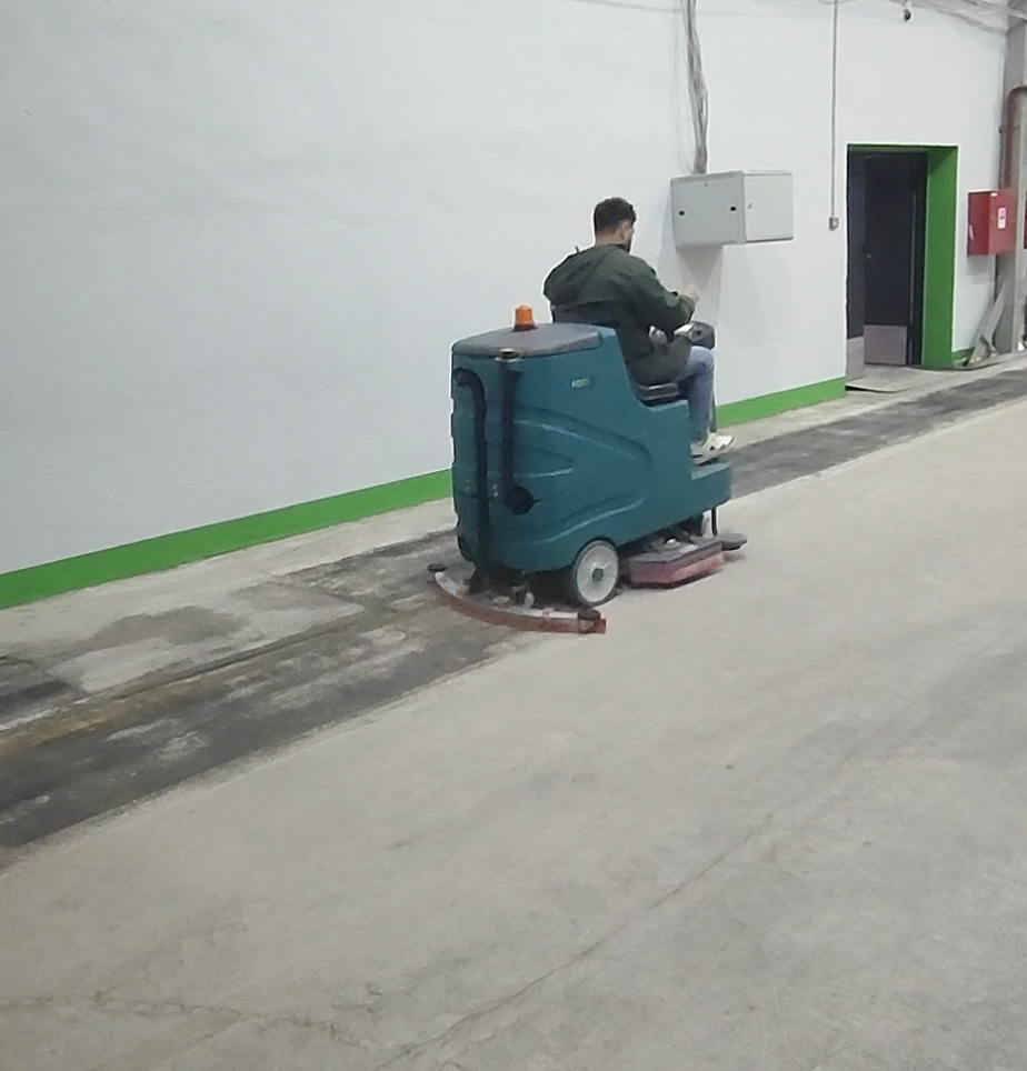 Проводим тест-драйв поломоечной машины Wellland FD85 и показываем, с каким нахлёстом нужно убирать пол.
