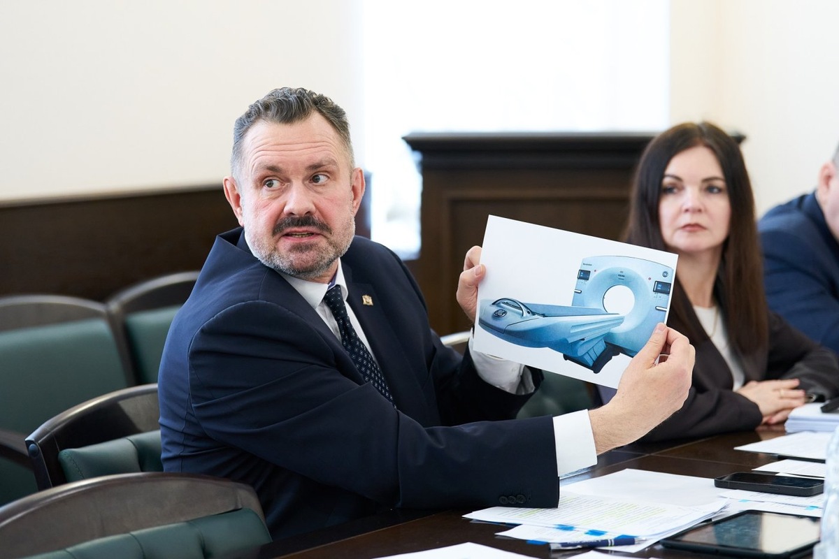    Губернатор ХМАО поручил закупить высокотехнологичное оборудование для клиник Сургута и Нижневартовска