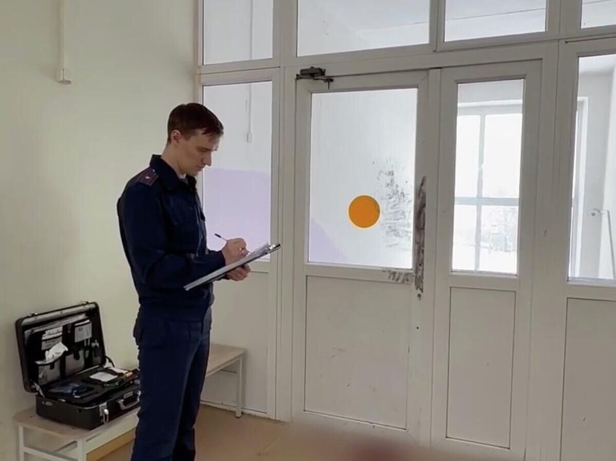    Работа СК РФ на месте нападения подростка в школе в Александровске в Пермском крае | © Следком Прикамья/Telegram