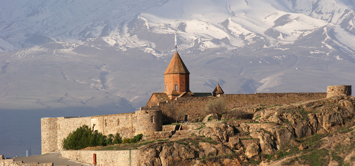 Хор Вирап у подножия Арарата - одно из самых знаковых мест Армении

