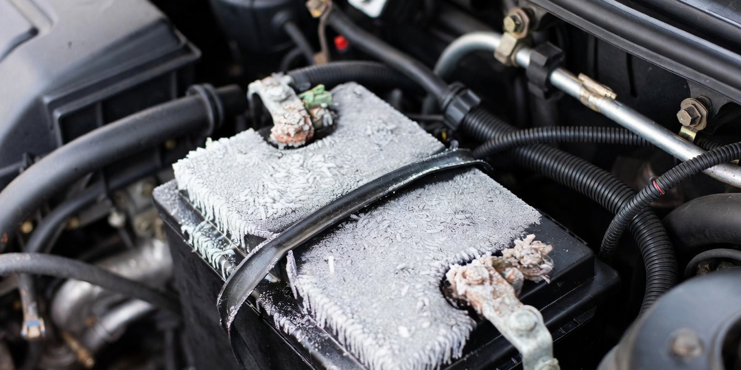 Таскал аккумулятор домой каждый вечер - и сгубил его за одну зиму: объясняю, почему этот "дедовский" способ не работает