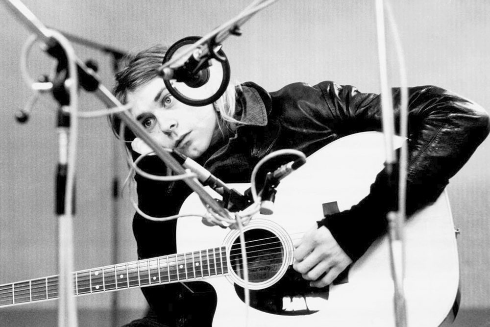    Курт Кобейн записывает музыку в студии Hilversum с акустической гитарой. 1991 год. / Фото: Michel Linssen/Redferns/ Getty images