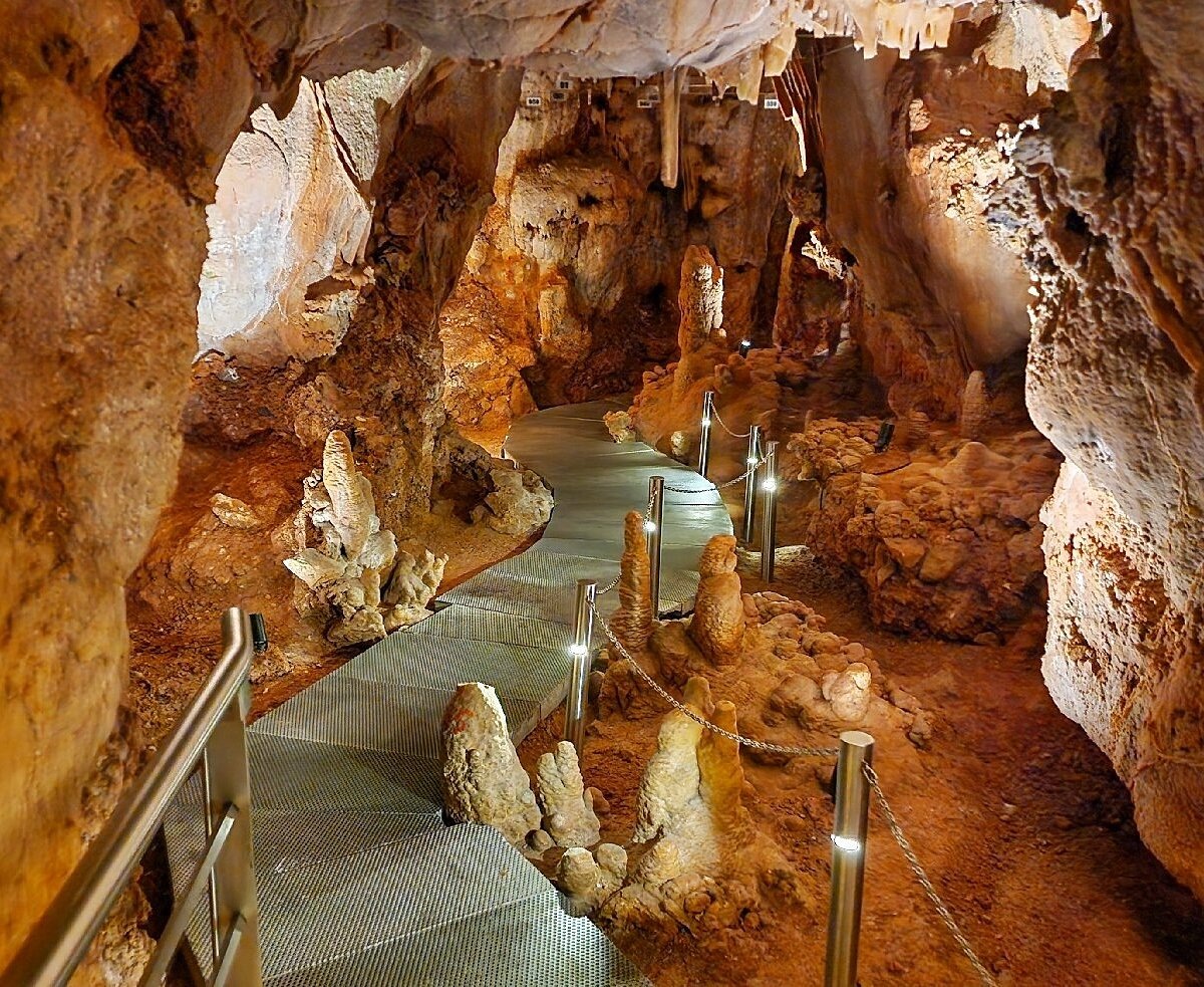 Внутри пещеры Петралона со сталактитами и сталагмитами. https://www.tripadvisor.com/Attraction_Review-g15296780-d3190057-Reviews-Petralona_Cave-Petralona_Halkidiki_Region_Central_Macedonia.html?