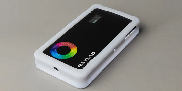 Компактная лампа — мастхэв в сумке фотографа и видеографа / Фото: raylab.ru