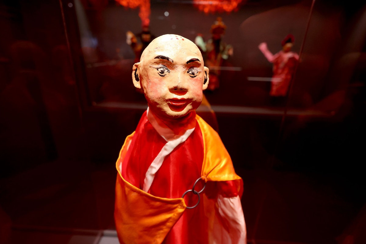    Перчаточная кукла Сюаньцзана из спектакля по роману "Путешествие на Запад" из Музея Театра кукол имени С.В.Образцова. / Фото: Константин Завражин / РГ