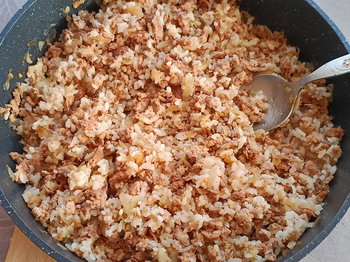 Наша любимая начинка : фарш, лук, рис, специи.