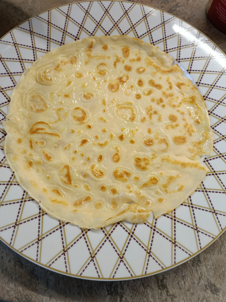 Готовые блинчики выкладываем на тарелку.