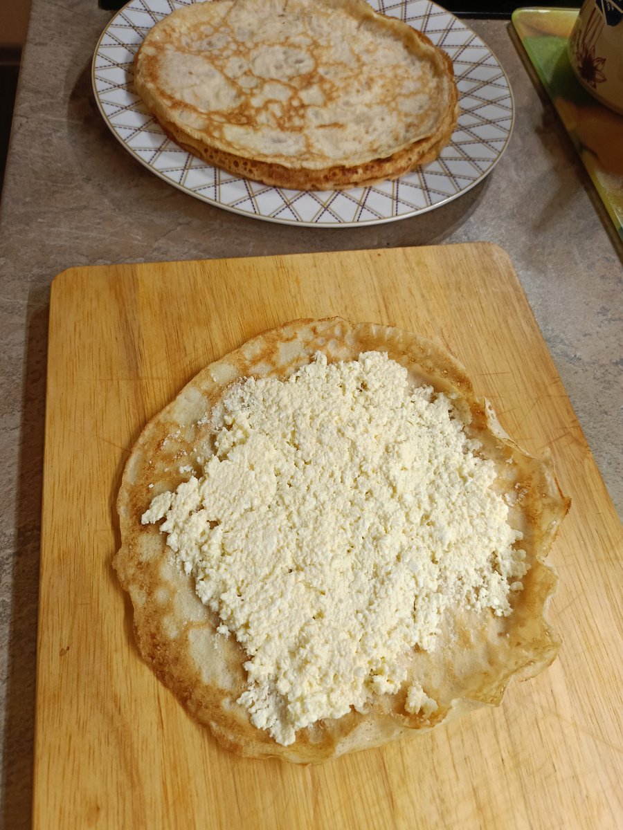 Смызываеи блинчик начинкой.