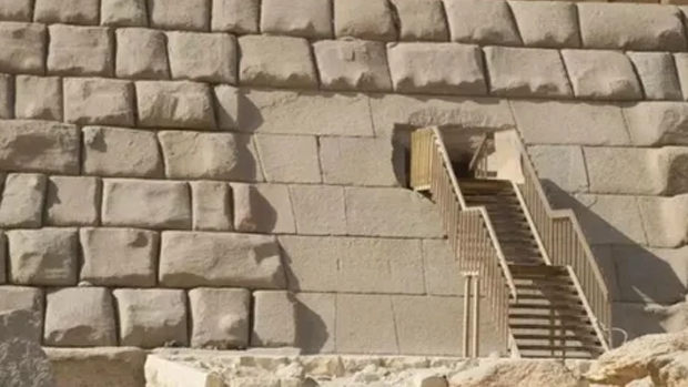 Пирамида Микерина (Менкаура) — самая южная, поздняя и низкая из трёх египетских пирамид в Гизе. Это правильная пирамида, размер основания — 102,2 × 104,6 м, высота (первоначально) — 65,55 м, сегодня — 62 м. Наклон — 51°20′25″