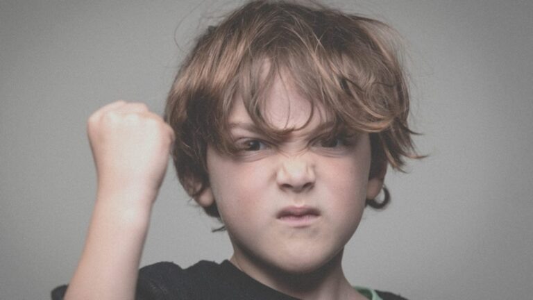    Иллюстрация к материалу: Ребёнок ударил родителя: как реагировать и что делать в разных возрастах