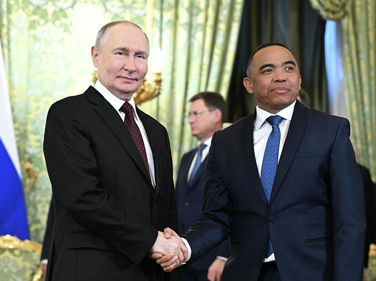    Президент РФ Владимир Путин и президент Мадагаскара Микаэль Рандрианирина во время встречи в Москве | © РИА Новости / Сергей Бобылев