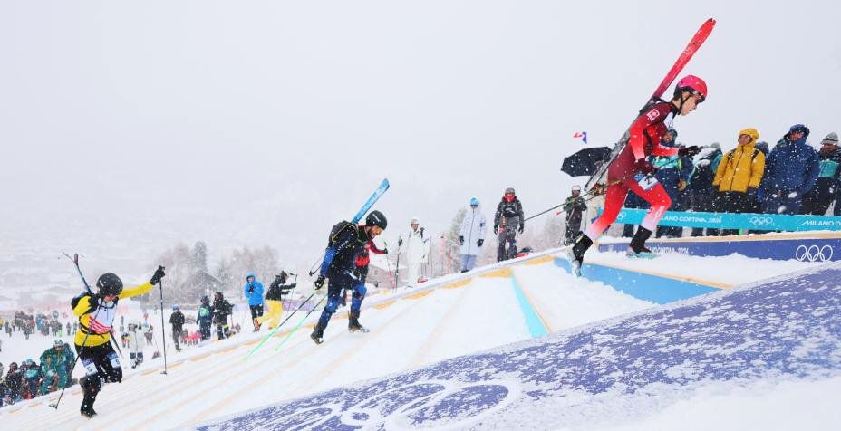    Ски-альпинист Никита Филиппов (в центре) уверенно идет по дистанции. Фото: REUTERS/Denis Balibouse