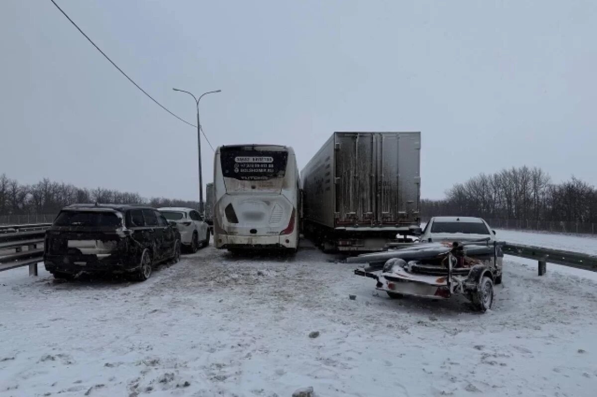    Пятнадцать машин столкнулись в трёх ДТП на трассе М-4 в Воронежской области