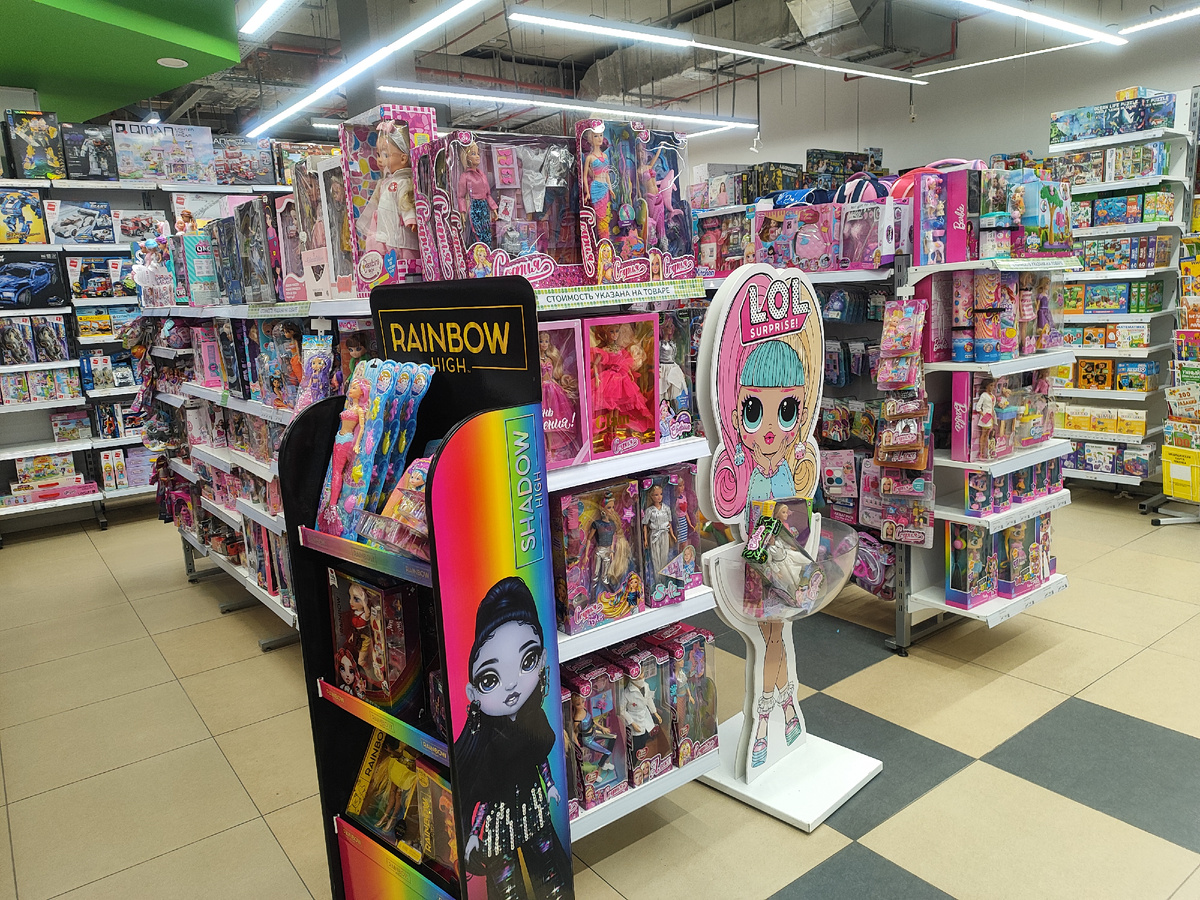 Ассортимент кукол и игуршек в магазине "ВотОнЯ", г. СПб. Фото автора.