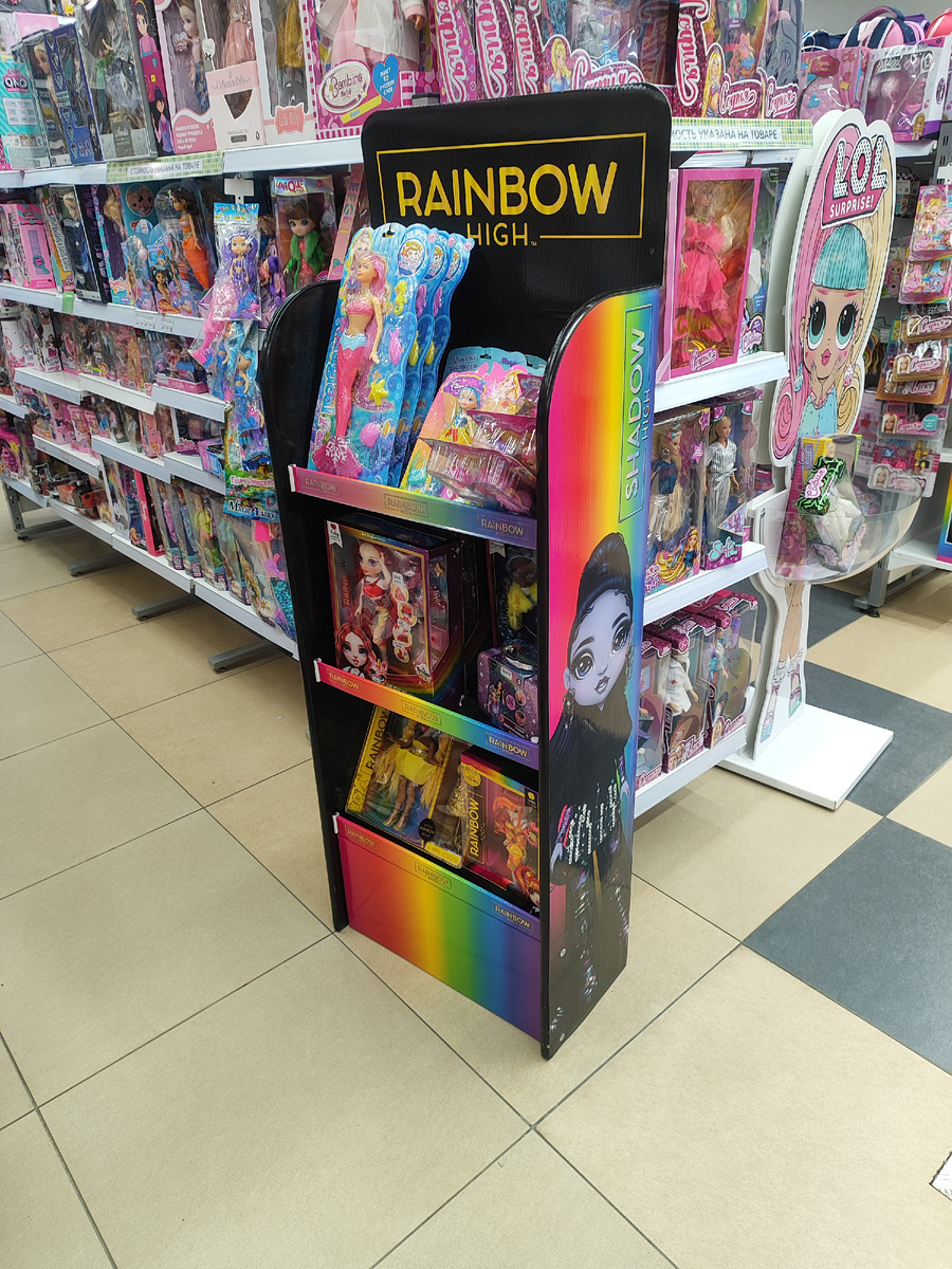 Ассортимент кукол и игуршек в магазине "ВотОнЯ", г. СПб. Фото автора.