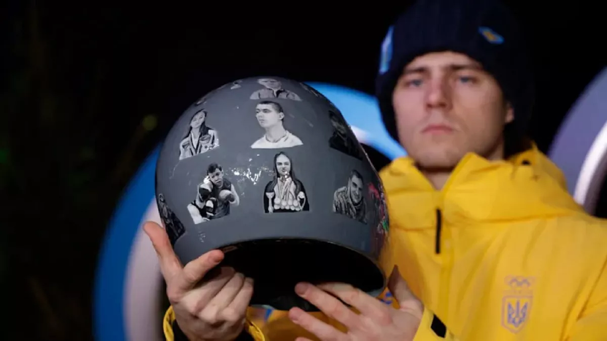 Фото: спортсмен Гераскевич со своим шлемом.