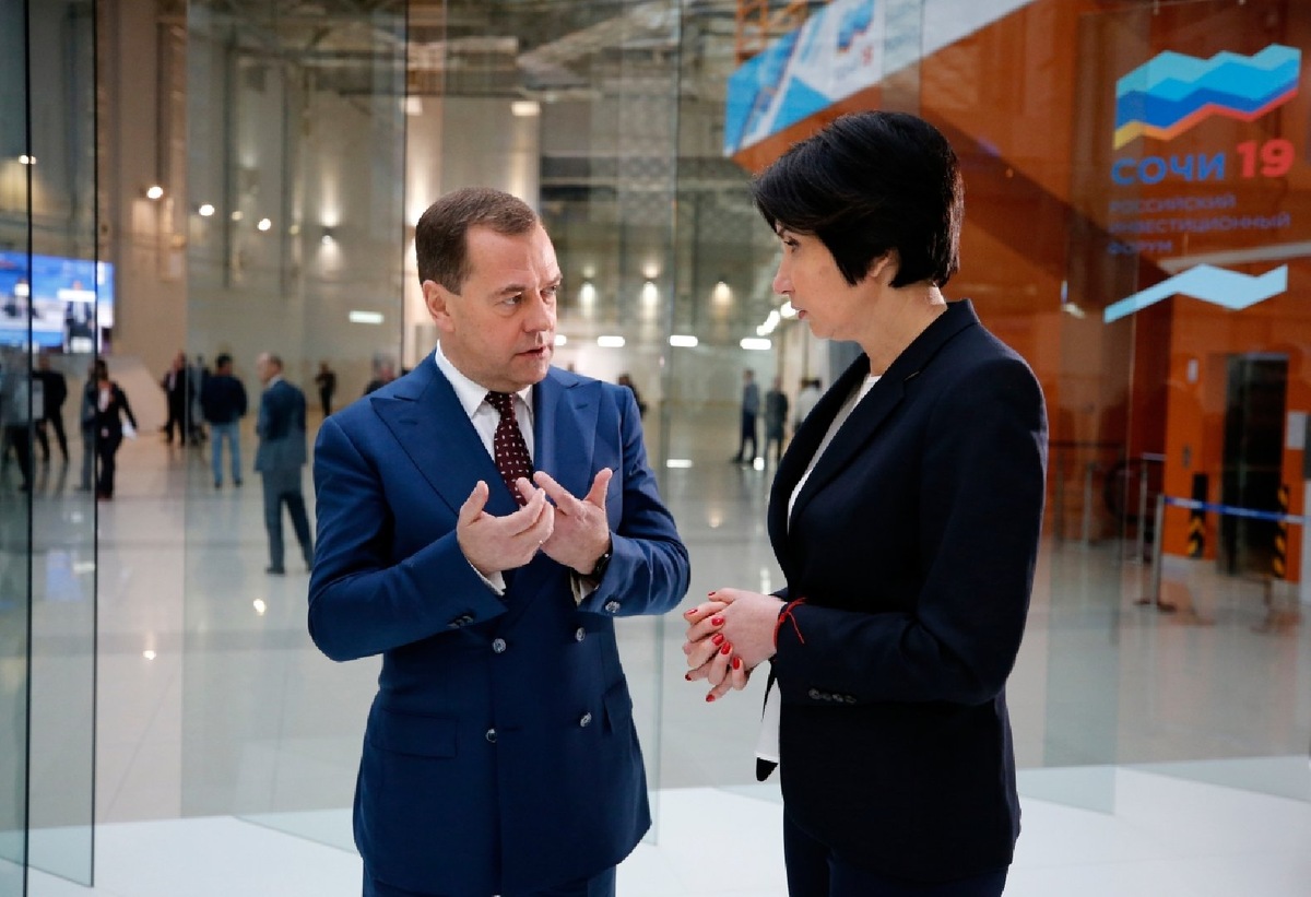    Дмитрий Медведев и Ирада Зейналова (Фото: РИА Новости/Дмитрий Астахов)