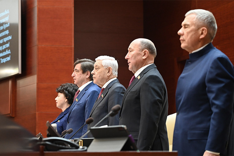    Сегодня состоялось 18-е заседание ГС РТ VII созыва, первое в весенней сессии этого года. На повестку дня вынесено 24 вопроса, в том числе 11 проектов законов Республики Татарстан и 5 федеральных законопроектов.   
Фото:  gossov.tatarstan.ru