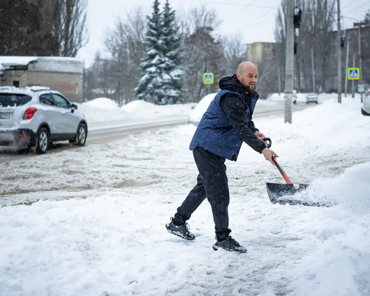     Глава Курска Евгений Маслов лично вышел на уборку улиц после сильного снегопада