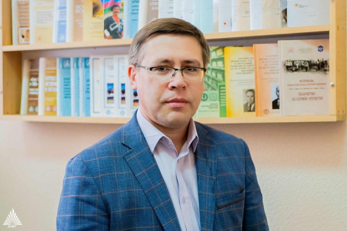 Фото: Центр общественных коммуникаций ЮФУ. Заведующий кафедрой специальных исторических дисциплин и методики преподавания истории и обществознания Института истории и международных отношений Южного федерального университета Максим Крот.