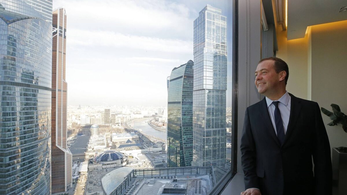     Дмитрий Медведев   
government.ru